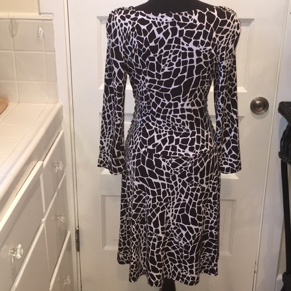 EN FOCUS STRIKING BL/WHITE ANIMAL PRINT DRESS  8P - Picture 5 of 12